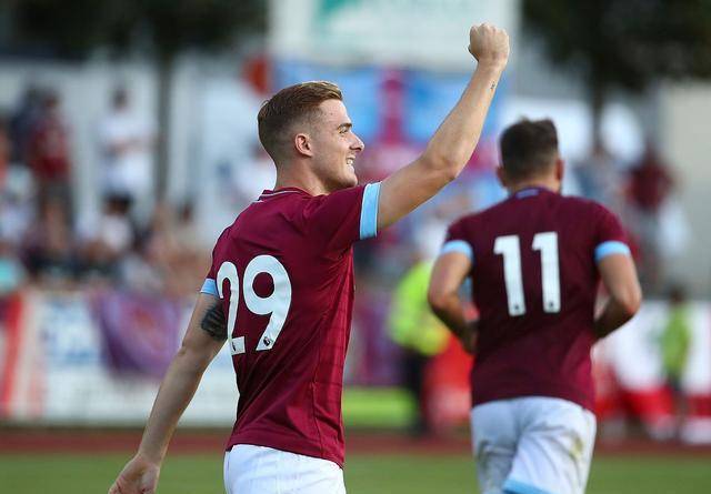  弗赖堡黑马狂奔，半程排名力压传统豪强  